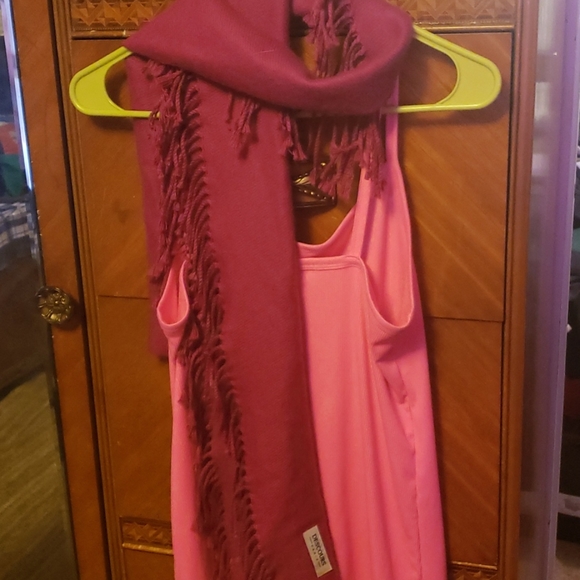 Pink scarf 💗 and tank top - Picture 3 of 4